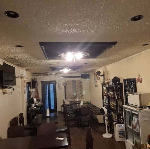 <p>テーブルレイアウトの変更も可能で、シーンに合わせた柔軟な対応ができるのが強み。2名～6名ほどのグループ利用はもちろん、10名以上の貸切相談も可能で、会社のミニ宴会や打ち上げなどにも好評です。プライベート感を重視したい少人数の集まりにも、にぎやかに盛り上がりたい宴会にもマッチする、使い勝手の良い構成です。</p>