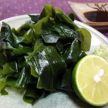 希少天然　鳴門わかめの刺身　すだちポン酢で
