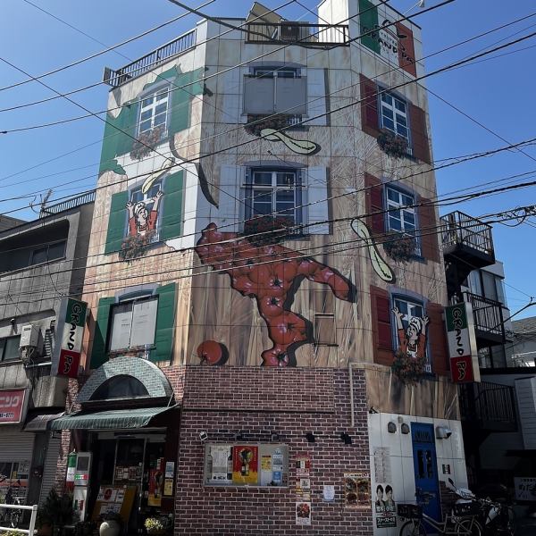 こじんまりとした隠れ家的なお店。可愛らしい玄関が出迎えてくれます♪店内もオシャレで落ち着いた雰囲気を演出しているので、女子会などのちょっとした宴会だけじゃなく、ママ友とのランチ会のご利用にもピッタリです◎