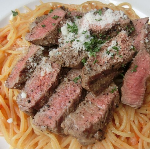 牛ロースステーキ（200g）のせボロネーゼパスタ