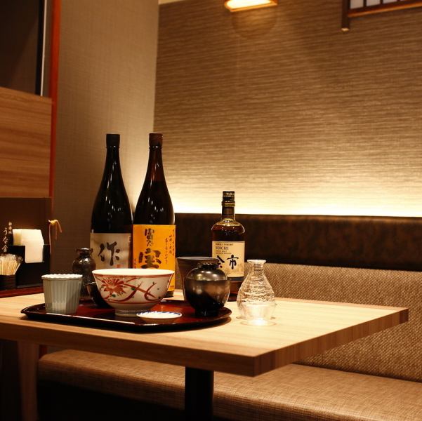 照明にもこだわっており、丼やお重が美しく映えるようにあえて暗めに設定しています。料理の色合いや質感が際立ち、視覚的にも楽しむことができます。柔らかな灯りの中で、食事が一層特別なものに。お料理の美しさとともに、心地よい空間を演出し、贅沢なひとときを提供いたします。ぜひお越しくださいませ！