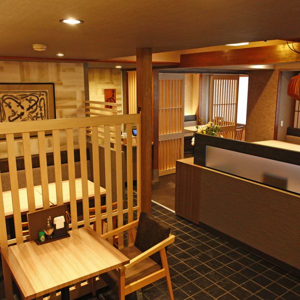 当店は、お一人様からデートまで、様々なシーンでご利用いただける空間を提供しています。落ち着きのある雰囲気と、和の美しさを感じさせる内観が特徴です。心安らぐデザインの中で、ゆったりとした時間をお楽しみいただけます。大切な人との特別なひとときや、リラックスしたいときのひとりご飯にも最適でございます。