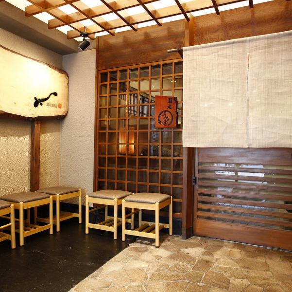 神楽坂駅から徒歩約1分の好立地に位置する当店。店の外に漂ううなぎの香ばしい香りが、食欲をそそります。中に一歩足を踏み入れると、温かみのある落ち着いた空間が広がり、心地よいひとときをお過ごしいただけます。大切な人との食事や、自分へのご褒美にぴったりの場所です。ぜひ、お越しくださいませ。