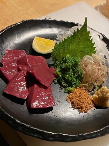 和牛ハツ刺し　対馬生姜醤油と特製ごま油