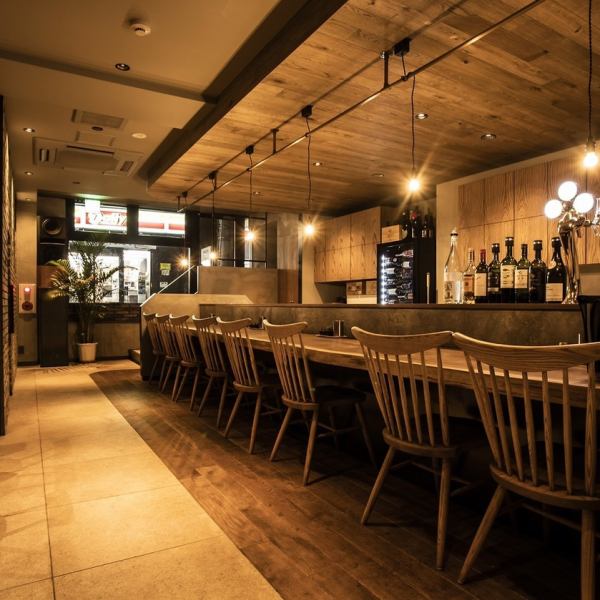 A high-quality space that appears there through the door.Yakitori and wine are on the table.