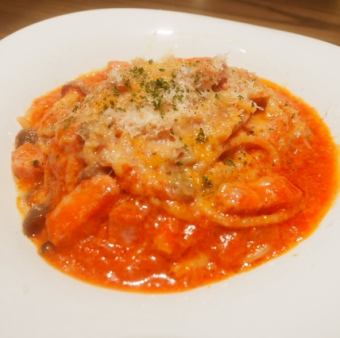 濃厚トマトソースとチーズパスタ