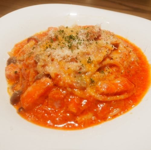 濃厚トマトソースとチーズパスタ
