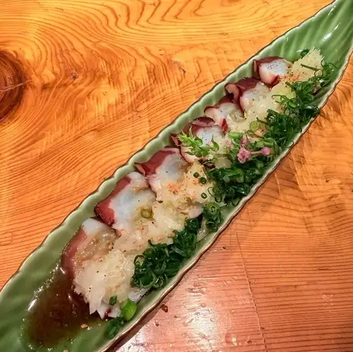 本地章魚薄片配蔥花和鹽，佐以自製芝麻油。