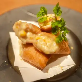 兩份春捲，內餡是烤玉米奶油。