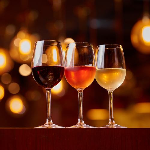 Pizza, wine, and other menu items are all 500 yen each. Bottles of wine are 1900 yen!