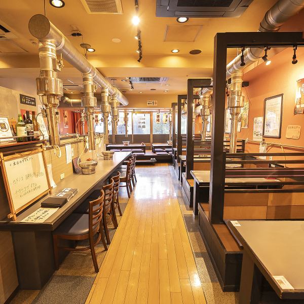 会社帰りにも気軽にお立ち寄りいただけるカウンター席では、当店自慢の焼肉を楽しみながら自分だけの時間を満喫できます♪お好きな焼き加減や香ばしい香りを堪能しながら、豊かな味わいをじっくりとお楽しみください！忙しい日常の中で、ほっと一息つける場所です♪ふらっと気軽にどうぞ！