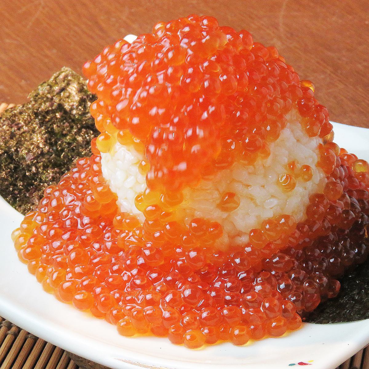 いくらをふんだんに使ったおにぎりや、絶品海鮮料理も豊富に！