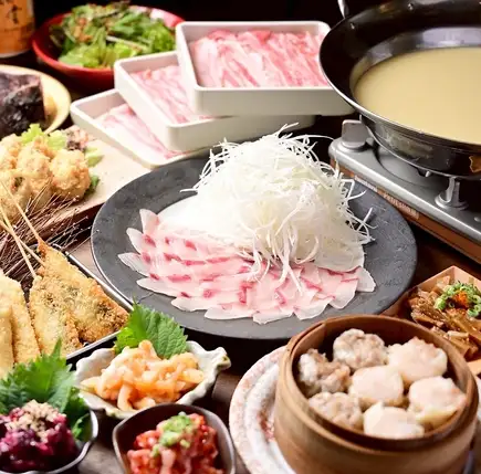 Reservations accepted from 5 PM to 6 PM. Winter Year-End Party: 120-minute all-you-can-drink included. Standard course with 11 dishes. 5000 yen (tax included).