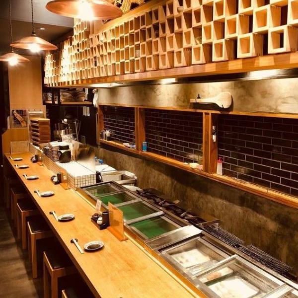When you enter the store, you will be greeted by a masu, a specialty product of Gifu Prefecture.It is a counter seat where you can see the cooking in front of you in the open kitchen.