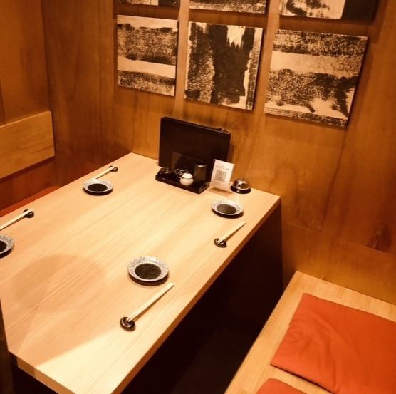 We have a private room that can accommodate up to 4 people.You can use it in various scenes such as dates, entertainment, and dinner parties.