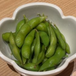 Salt-boiled green soybeans