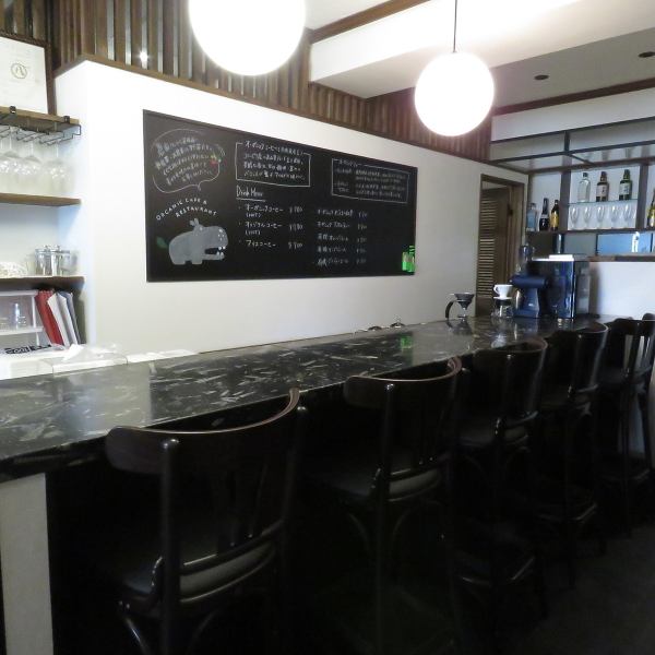 店内には大きなモニターを備え、セミナーや打ち合わせ利用にも対応可能。最大32名様までの貸切も承っております。落ち着いた雰囲気のため、食事付きの勉強会や交流会などにもおすすめです。
