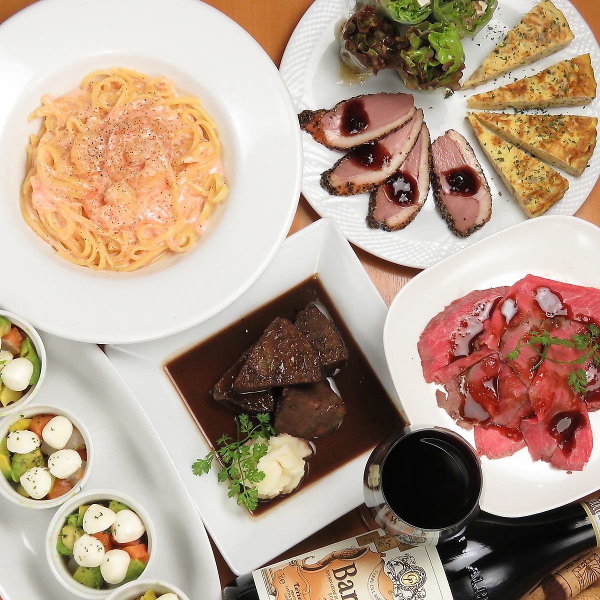 無限暢飲套餐包括紅、白2種和桑格利亞汽酒，3,500日元起。