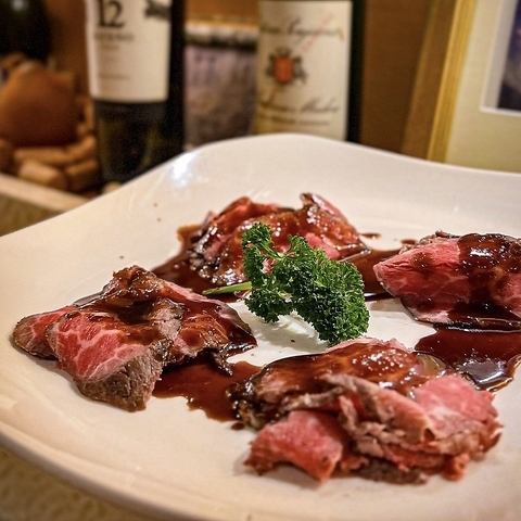 【2名~36名までご利用可能なテーブル席◎】移動式パーティションで全席仕切りありの半個室になるレイアウト。他グループ接触防止ができて安心です！ワインの種類も豊富なので女子会やデートにもおすすめ♪