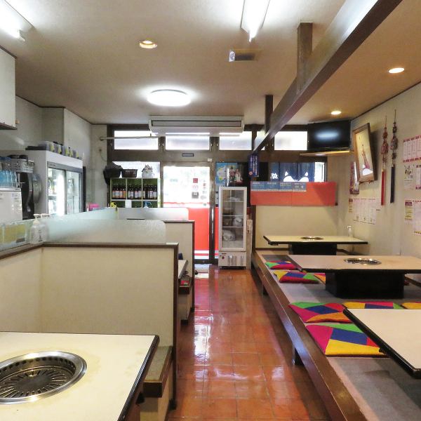 店内はアットホームな雰囲気で、まるで家に帰ってきたような温かさ！スタッフもフレンドリーで、気軽に話しかけてくれるから、わからないことがあったら聞いてください♪お肉の焼き加減など教えてくれます◎初めてのお客様もリラックスして食事を楽しんでいただけるよう、お店全体で心地よい空間づくりを大切にしています！