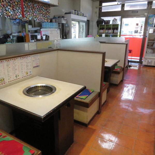 団体様でもゆったりお座りいただける掘りごたつ席をご用意☆仲間とワイワイ盛り上がりたい飲み会や宴会にぴったりな空間です◎足を伸ばして座れるから、長時間でも疲れを感じないのが魅力です！さらに、小さなお子様連れのご家族様にはお座敷席もございます！家族みんなで気兼ねなくお食事をお楽しみいただけます♪