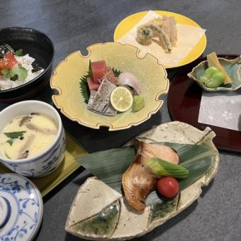 【月亮套餐】前菜3种、蒸菜、生鱼片、烧烤、油炸等6道菜4000日元（含税）♪