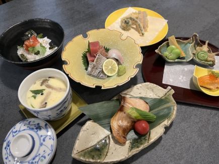 【「月」コース】 前菜3種・蒸物・お造り・焼物・揚物を含む6品を(税込)4000円で堪能♪