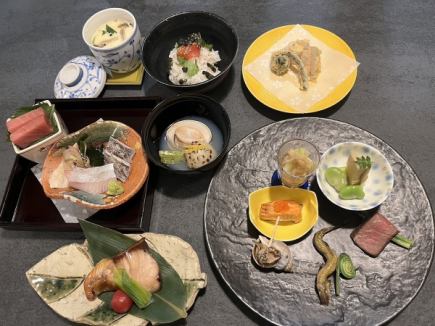 【壹岐套餐】前菜6种、盖饭、生鱼片、烧烤、甜点等8道菜品5,500日元（含税）♪