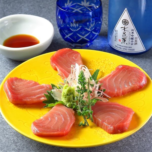 [Most popular] A part that you can rarely taste elsewhere, with a feeling of elasticity even though it is fatty.Tuna head sashimi (tax included) 1,500 yen