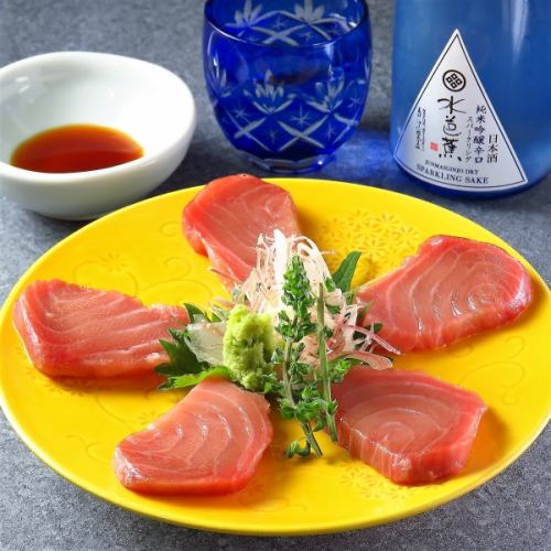 [Most popular] A part that you can rarely taste elsewhere, with a feeling of elasticity even though it is fatty.Tuna head sashimi (tax included) 1,500 yen