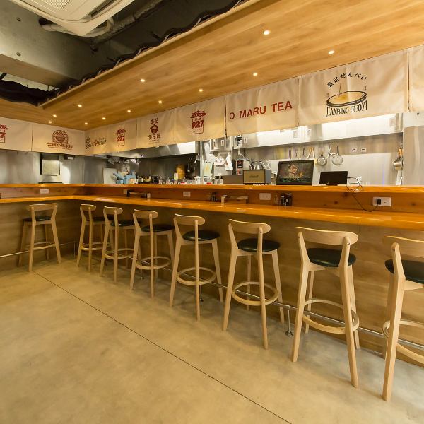 【心地よいひとときを】おしゃれで落ち着いた店内は、陽の光が差し込み、ゆったりとした時間が流れます。ランチも楽しめるこの空間は、おひとり様でも友人との訪問にも最適です。お仕事の合間やお出かけの際に、気軽に立ち寄れる場所で、午後の活力をチャージしてください。素敵な写真も撮れるので、SNS映えも抜群です。