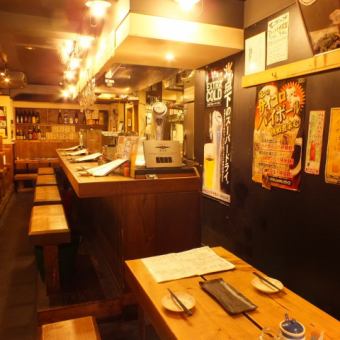 Of course there are table seats! COSPA's yakitori, delicious sake, and the liveliness and atmosphere of the shop will surely make you a friend.