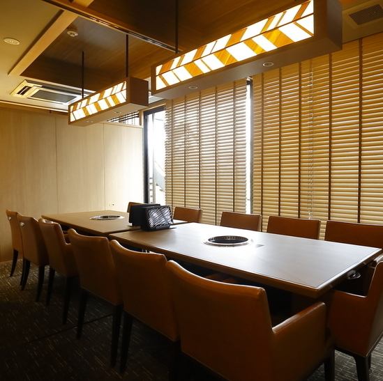 《テーブル》広々とした造りのテーブル席は家族団らんや会社の仲間など様々なシーンでご利用いただけます。テーブル同士を繋げれば最大10名様までのご利用も可能です！