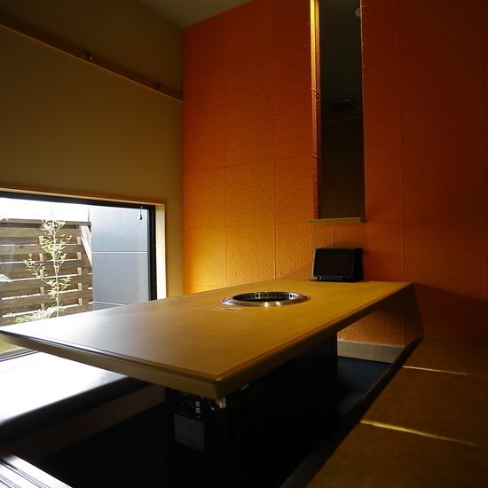 《半個室》デートにもぴったりの半個室席はゆったりとしながらも、どこか洗練された大人の雰囲気漂う空間になっております！お二人だけの特別な時間をお楽しみください。