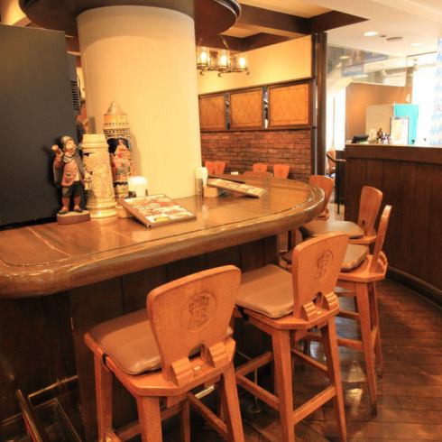 The high chair counter seats give the feeling of an authentic beer hall and are very popular.