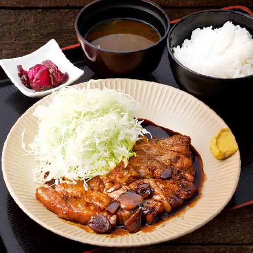 四日市名物　とんテキ定食（味噌汁、漬物、ライス付き）