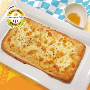 ４種チーズとはちみつのフラムクーヘン　　