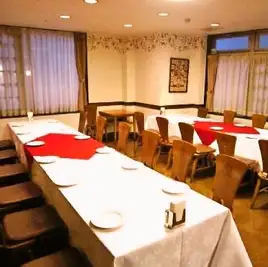 ▼We offer private rooms where you can relax comfortably at a table.With its subdued lighting and elegant atmosphere, you can enjoy meals, business meetings, and various banquets at your leisure without worrying about your surroundings.