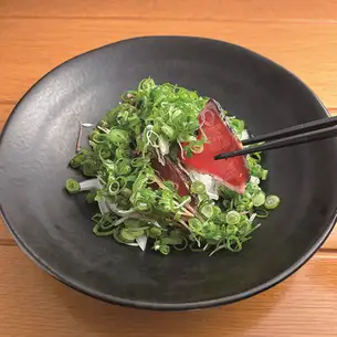Seared bonito covered in green onions
