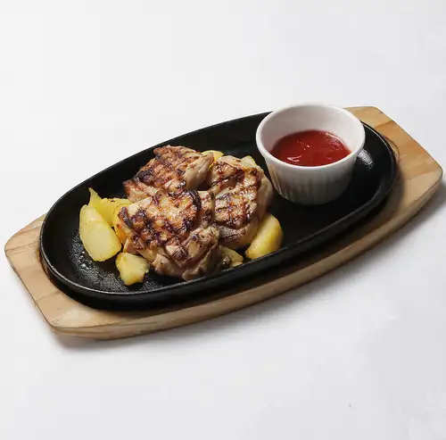 Grilled chicken thigh with garlic-flavored tomato sauce