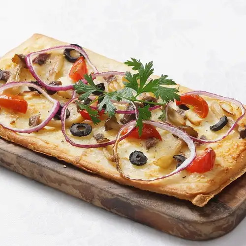 Anchovy-flavored appetizer pizza (Flammkuchen)