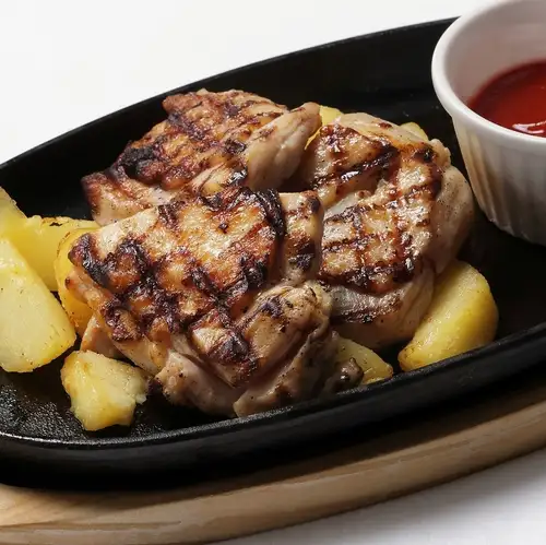 Grilled chicken thigh with garlic-flavored tomato sauce