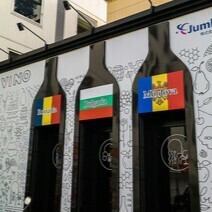 【目印は大きなワインの壁】お洒落な外観が目を引く、当店「VINO」です♪団体でのご来店も大歓迎で、賑やかな友人との楽しい食事にぴったりです。また、貸切もご相談いただけますので、特別なイベントやパーティーにもご利用ください。那覇メインプレイスからは徒歩1分という好立地に位置し、迷わずにお越しいただけます。