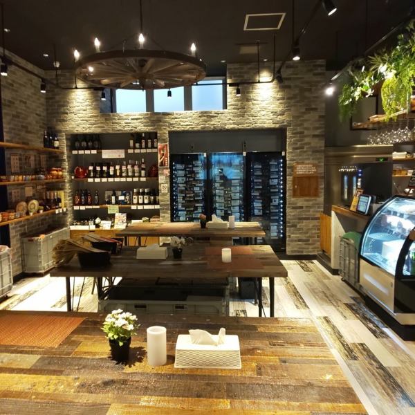 【レンガ調のお洒落な雰囲気】一歩足を踏み入れれば、一面ワインに囲まれた店内が広がります。スタイリッシュな木目のテーブルが、特別なひとときを演出します。SNS映えする空間で、思わず写真を撮りたくなる◎女子会やデートにもぴったりで、大切な人との特別な時間を過ごせます。どうぞごゆるりとお過ごしくださいませ♪