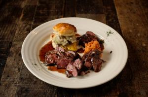 Beef skirt steak with red wine sauce