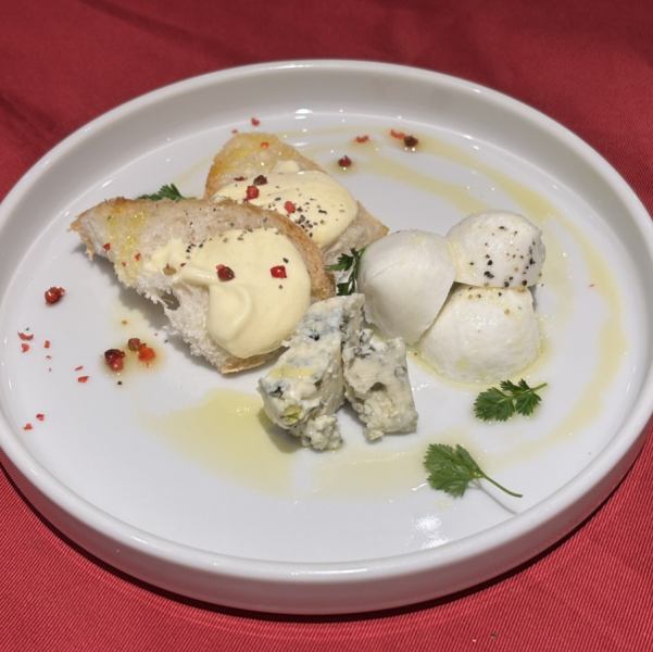 【至福のマリアージュを♪】ワインのお供の決定版◎ チーズ盛り合わせ　1000円(税込)