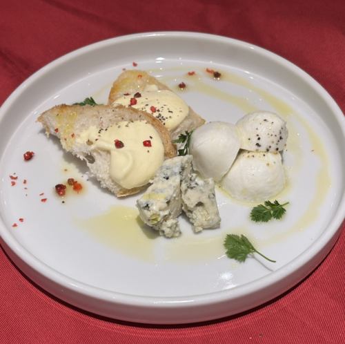 【至福のマリアージュを♪】ワインのお供の決定版◎ チーズ盛り合わせ　1000円(税込)