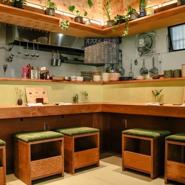 【お一人様でもゆったり寛げる◎】カウンター席もご用意しておりますので、お一人様やデートでのご利用にもぴったり！調理の様子も眺めながら、お食事を楽しんでいただけます。大切な方との会話も楽しみながら、特別な時間をお過ごしください。