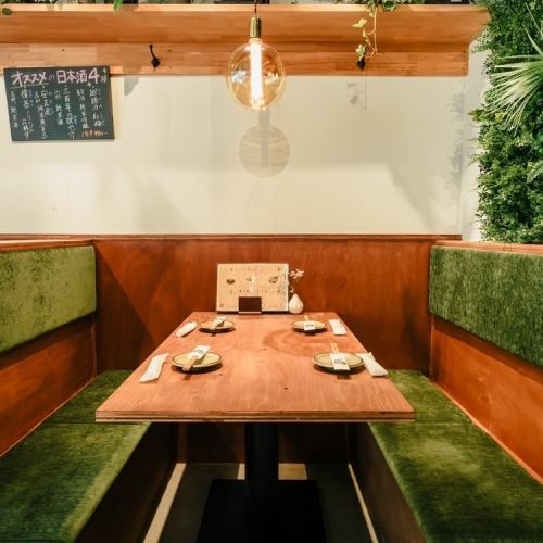 【ボックス席：4名様×2】包まれるような安心感のあるボックス席もご用意しております。半個室のような空間となっておりますので、プライベート感も◎ご家族や、気心の知れた仲間たちとのご利用にオススメ！落ち着いた雰囲気の中で、料理とお酒を心ゆくまで楽しむことができます♪