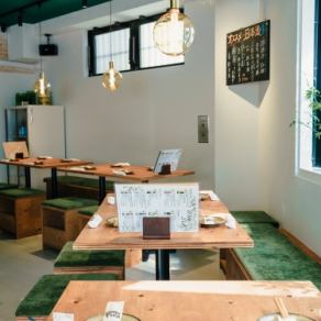 【テーブル席：4名様×8(最大10名様まで連結可)】シンプルで木の温かみを感じるデザインがオシャレなテーブル席☆温かい照明のもと、ゆったりとお食事をお楽しみいただけます♪テーブル同士を連結させられるので、グループ飲みや大人数での宴会にも対応可能です◎